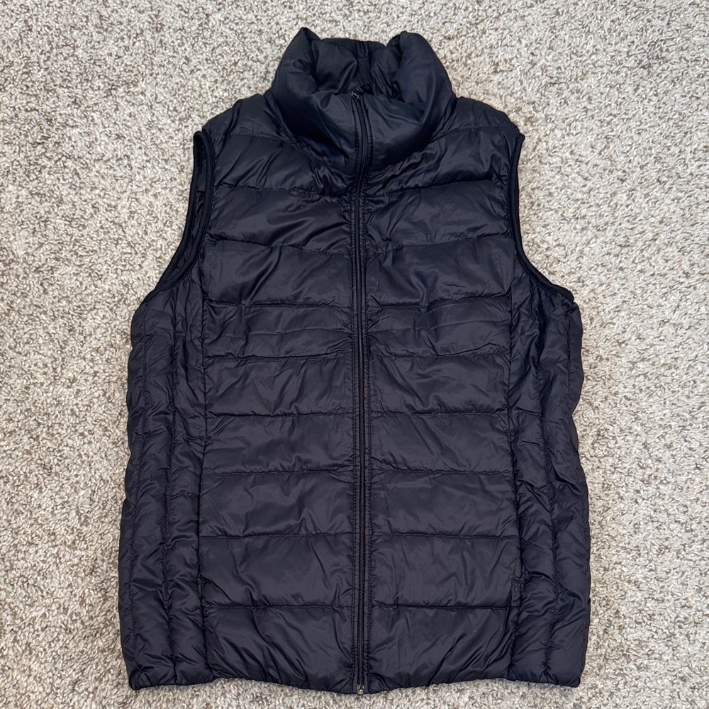 Uniqlo Womens XS Black Puffer Vest (Packable and Lightweight!)